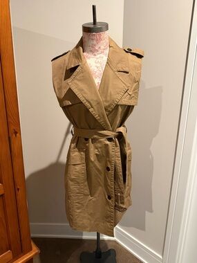 Banana Republic Sleeveless Trench Coat in Khaki